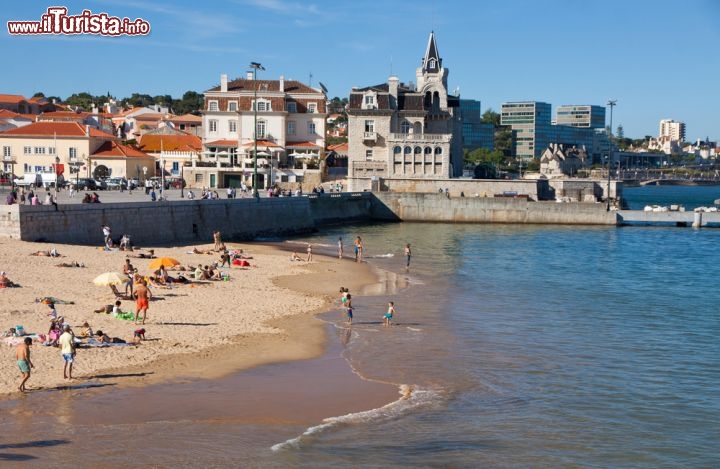 Immagine Spiaggia di Cascais, Portogallo, il mare più "in" di Lisbona - © katatonia82 / Shutterstock.com