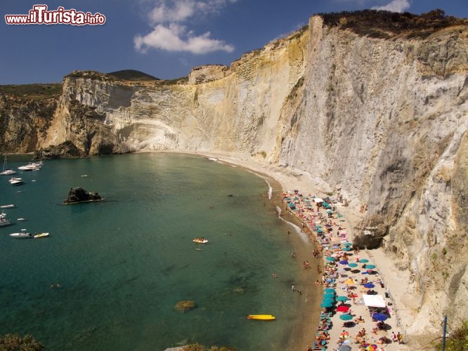 Immagine Spiaggia Chiaia di Luna Isola di Ponza Tirreno - © Jack Aiello / Shutterstock.com