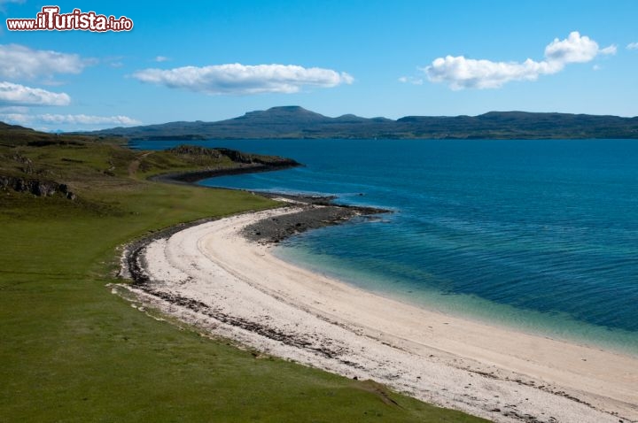 Immagine La spiaggia di Coral Beach sull'isola di  Skye in Scozia. Sembra impossibile che ci sia una spiaggia di coralli a queste latitudini. Si trova vicino alla località di Claigan e ingrandendo la sabbia si scoprirebbero tra i sassolini e la sabbia alcuni pezzi che sembrano effettivamente di corallo  - © stocker1970 / Shutterstock.com