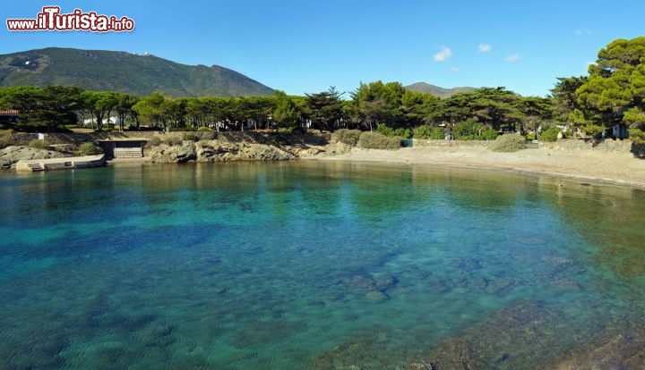 Spiaggia Lungo La Costa Brava Nei Pressi Di Cadaques Foto Cadaques