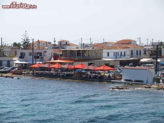 Immagine Spiaggia di Elafonissos in Grecia. Qi vediamo alcuni ristoranti, doce si possono mangiare ottimi piatti a base di pesce - © Ioannis Nousis / Shutterstock.com