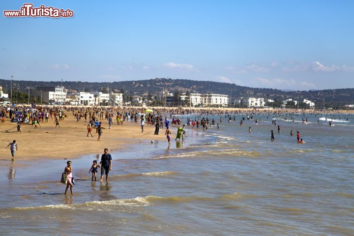 Immagine Spiaggia di Essaouira, Marocco - Le acque dell'Oceano Atlantico lambiscono costa e spiaggia di Essaouira, una delle mete turistiche più apprezzate del Marocco © Goran Bogicevic / Shutterstock.com