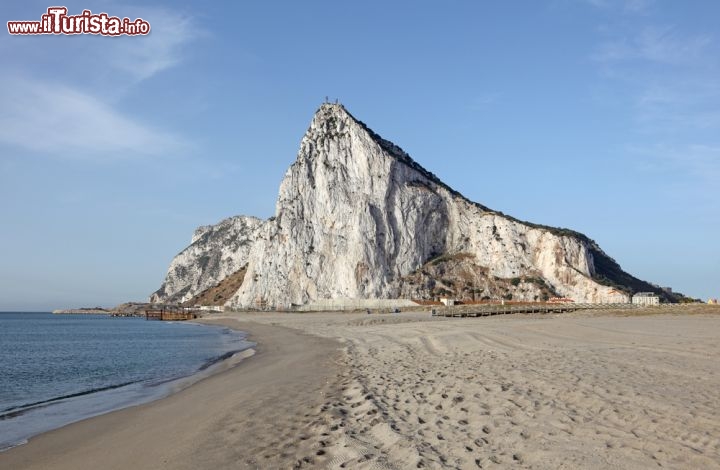 Immagine Spiaggia deserta a Gibilterra, siamo all'stremità occidentale del mar Mediterraneo - © Philip Lange / Shutterstock.com