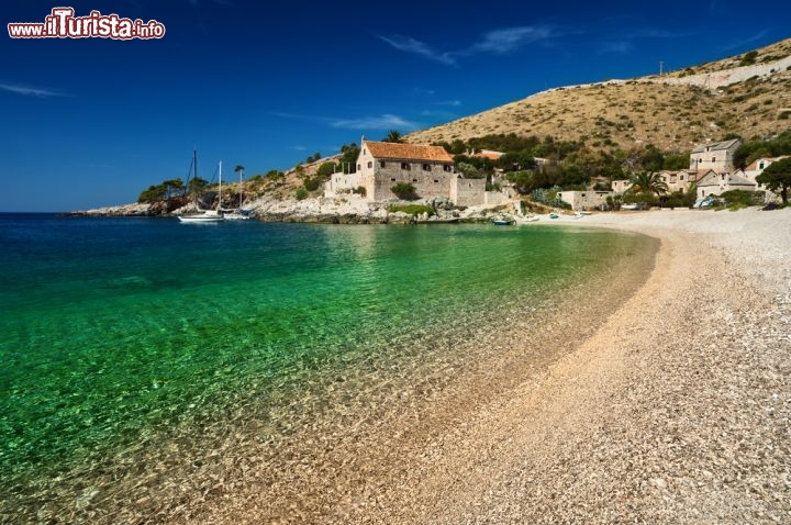 Immagine Una spiaggia di Hvar (Croazia) l'isola di Lesina per i veneziani. Le coste qui presentano spiagge in gienere ciottolose e ricche di rocce, ma il livello di servizi e pulizia del mare è assolutamente di livello elevato  mare Adriatico - ©Evgeniya Moroz / Shutterstock.com