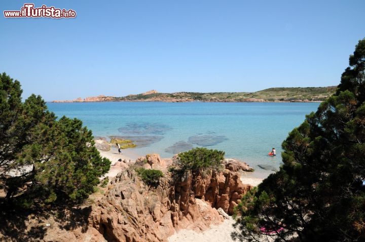 Immagine Spiaggia dell'Isola Rossa: si trova appena a nord-est di Badesi in Gallura (Sardegna)