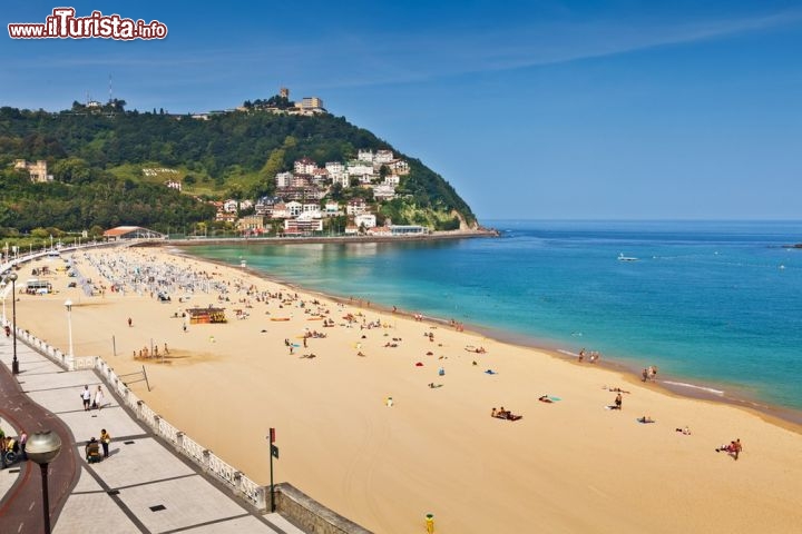 Immagine La famosa spiaggia de La Concha si trova a San Sebastian, Paesi Baschi, ed è considerata una delle migliori spiagge urbane della Spagna - © Deymos / Shutterstock.com