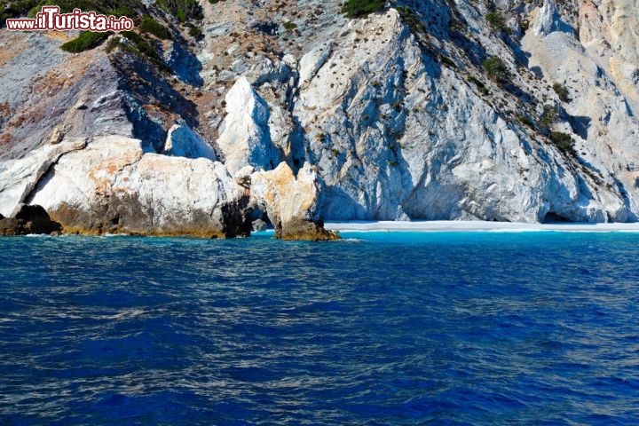 Immagine La spiaggia di Lalaria a Skiathos (Sciato). Notare il piccolo arco di roccia. Ci troviamo sulle isole Sporadi settentrionali, nel mare egeo della Grecia. L'isola di Skiathos è una delle mete più famose della Grecia, anche grazie alla sua posizione comoda, vicino alle coste del continente. Skiathos conta di circa 65 spiagge. Su quest'isola furono girate molte scene del film Mamma Mia con Meryl Streep e Pierce Brosnan - © victorin / Shutterstock.com