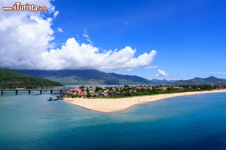 Immagine La grande spiaggia di Lang Co si trova vicino ad Hoi An Vietnam la splendida località turistica al centro della costa orientale - © Aoshi VN / Shutterstock.com