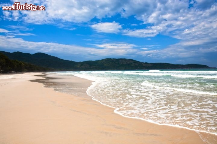 Immagine La famosa spiaggia di Lopes Mendes dell'Ilha Grande. Siamo nello stato di Rio de Janeiro, in Brasile, ed al largo del litorale di Angra dos Reis - © ostill / Shutterstock.com