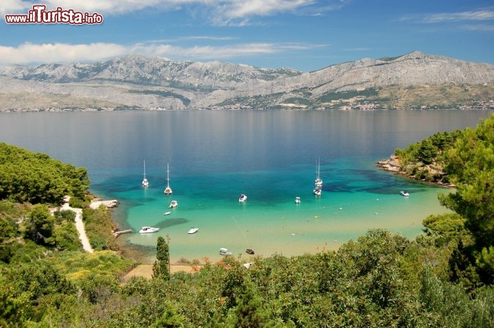 Immagine La spiaggia di Lovrecina si trova sull'isola di Brac (Brazza) in Croazia. Sullo sfondo le montagne vicino a Spalato, alle spalle di Dugi Rat - Almissa - © darios / Shutterstock.com
