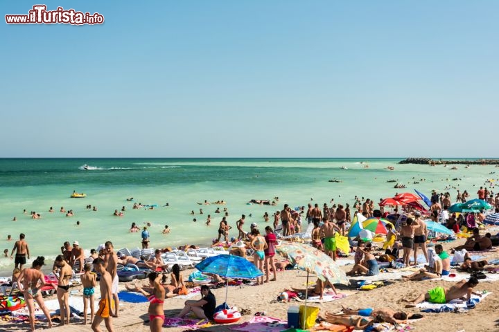 Immagine La spiaggia di Mamaia è una delle più famose della Romania. Si trova su di una sottile barra sabbiosa che divide il mar Nero dal lago di Siutghiol, nei pressi di Costanza - © Radu Bercan / Shutterstock.com