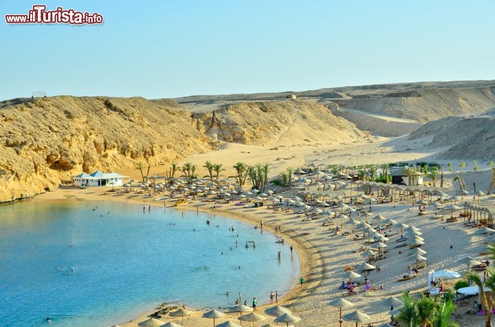 Immagine Una spiaggia nel Deserto Orientale, sul Mar Rosso: ci troviamo nei pressi di Hurghada, in Egitto - © Elzbieta Sekowska / Shutterstock.com