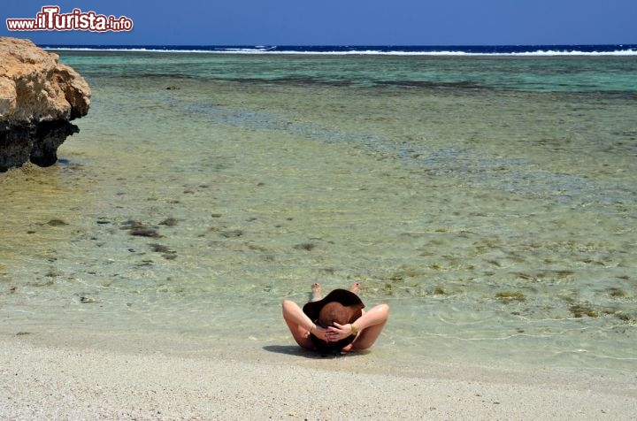 Immagine Spiaggia sul Mar Rosso: bagnante a Marsa Alam, la località al centro della costa orientale dell'Egitto - © maudanros / Shutterstock.com