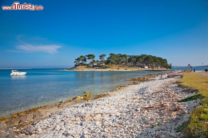 Immagine Spiaggia di Medulin, Istria (Croazia) - A differenza di altre realtà estive dove si può ammirare il mare e poco altro, lo scenario che emerge dai litorali di Medulin è più caratteristico. Probabilmente per via delle sue isolotte che fuoriescono dall'acqua in modo così spontaneo da sembrare momentaneo. Come si può vedere dall'immagine il pensiero che ci sia una spiaggia nella spiaggia e che il punto di accesso sia il mare, gli dà a questo scenario un valore aggiunto davvero incalcolabile - © Aleksandar Todorovic / Shutterstock.com