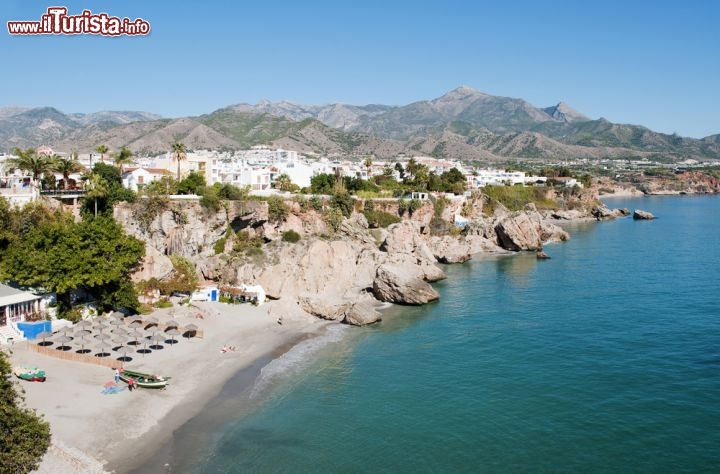 Immagine Spiaggia di Nerja in Andalusia, Spagna 41909884 - Come tante località andaluse, la città di Nerja è un gioiello di case bianche, spiagge incontaminate e suggestivi edifici costruiti in stile moresco. A godersi ogni anno questo tratto della costa litoranea spagnola sono migliaia di turisti che vanno ad aggiungersi ai circa 20 mila abitanti permanenti della città. In questa immagine una delle tante spiagge con fondo sabbioso, racchiusa fra scogliere, che si affaccia sul mare cristallino © Ammit Jack / Shutterstock.com