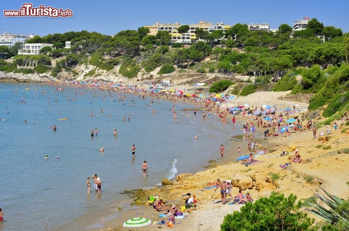 Immagine Vacanzieri in relax sulla spiaggia di Platja Llarga a Salou, famosa meta balneare della Catalogna, in Spagna - © nito / Shutterstock.com