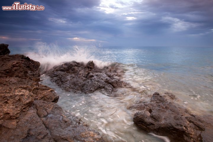 Immagine Onda che si frange sulla spiaggia di Porto Corallo in Costa Rei, Sardegna  - © Jenny Sturm / Shutterstock.com