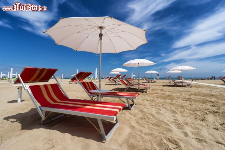 Immagine Spiaggia sulla Riviera Romagnola, tra Rimini e Riccione, in periodo di bassa stagione - © Federico Rostagno / Shutterstock.com