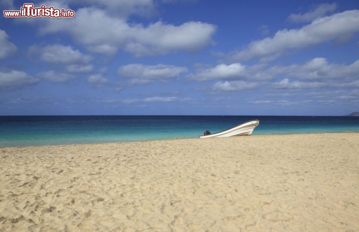 Immagine La grande spiaggia di Santa Maria sulla costa sud della Ilha do Sal a Capo Verde - © Sundebo / Shutterstock.com