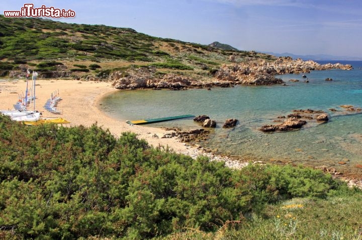 Immagine Panorama sulla spiaggia di Santa Reparata, Sardegna  - E' una delle più belle spiagge del nord della Sardegna, in quel territorio della Gallura che a panorami mozzafiato unisce sapientemente tradizioni e cultura. Chi non vorrebbe tuffarsi in queste acque limpide? © Ivan Sgualdini / Shutterstock.com