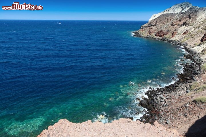 Immagine Una Spiaggia a Santorini (Grecia). E' una delle isole delle Cicladi, che fa parte di una delle isole dell'arco vulcanico del sud Egeo, appena a nord di Creta, in Grecia - © Gianluca Figliola Fantini / Shutterstock.com