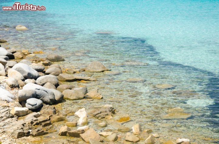 Immagine Mare cristallino lungo la costa di Geremeas, incantevole frazione di Quartu Sant'Elena nel sud della Sardegna, lungo la costa orientale del Golfo di Cagliari. La baia di Geremeas è un piccolo angolo di paradiso, con spiagge di sabbia chiara a grana grossa e un po' di ciottoli. Il candore del fondale, insieme alla limpidezza dell'acqua, dona al mare un fantastico colore azzurro brillante - © marmo81 / Shutterstock.com