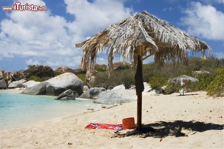 Immagine Spiaggia di Spanish Town, la città principale di Virgin Gorda, l'isola dal nome traducibile con "Vergine grassa", Isole Vergini Britanniche - © Rob Lilley / Shutterstock.com