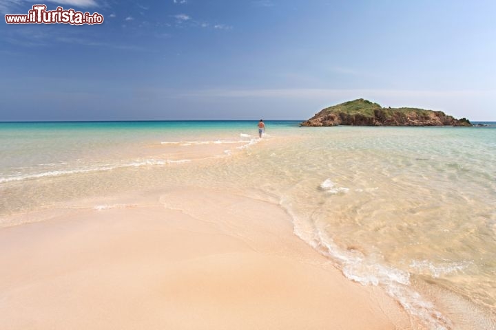 Immagine Spiaggia di Su Giudeu, la sabbia finissima di Chia nel sud della Sardegna - © Copyright: / Shutterstock.com