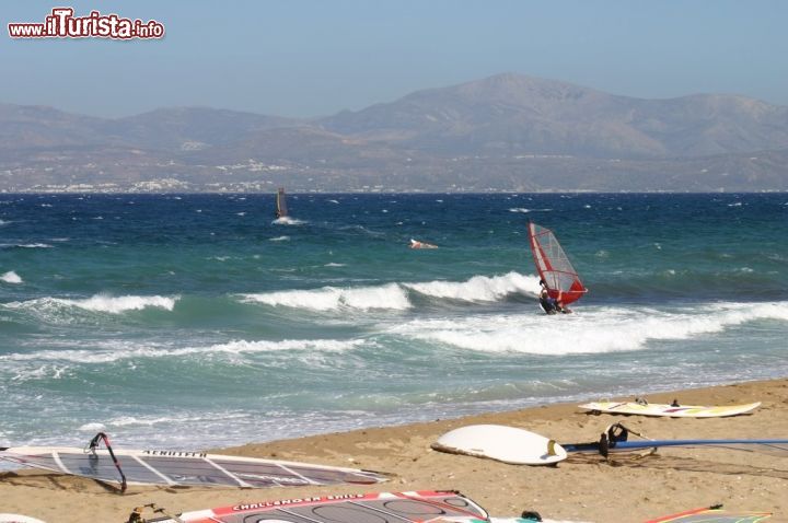 Immagine Windsurf davanti alla spiaggia di Toukalia, Paros. A nord di Molos, questa bella spiaggia di sabbia si presenta con un aspetto piuttosto selvaggio che offre ai visitatori l'ombra delle sue tamerici.