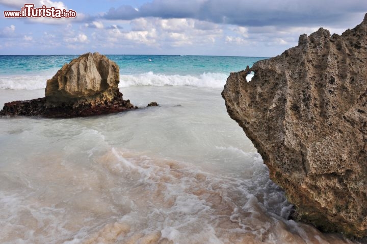 Immagine La spiaggia di Tulum nella Riviera Maya: ci troviamo lungo la costa orientale della penisola dello Yucatan in Messico - © michelepautasso / Shutterstock.com