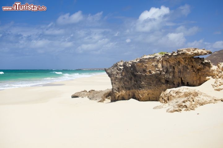 Immagine La spiaggia di Varandinha (Praia da Varandinha) sull'isola di Boa Vista, a Capo Verde - © Sabino Parente / Shutterstock.com
