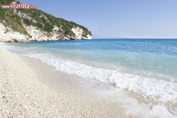 Immagine La spiaggia di Xigia, costituita da ciottoli e sabbie bianche, si trova a Zante, l'isola conosciuta anche con il nome di Zacinto, lungo le coste ioniche della Grecia - © Mihai M / Shutterstock.com