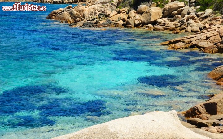 Immagine Un tratto di costa granitica vicino a Palau, in Gallura, nel nord della Sardegna, lambita da un'acqua così cristallina da sembrare dipinta - © Web Picture Blog / Shutterstock.com