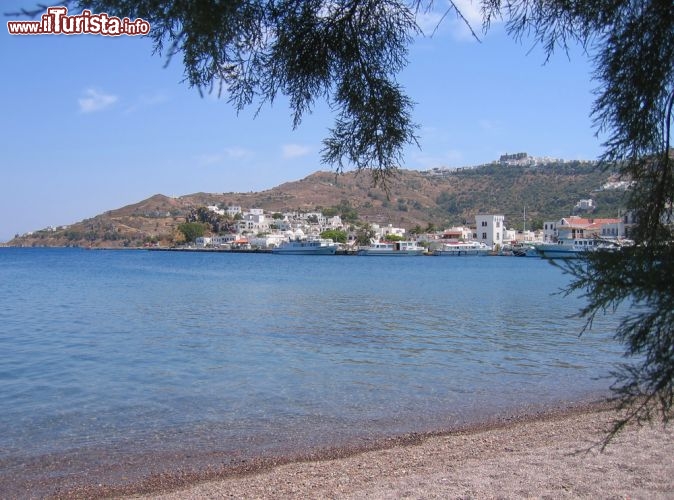 Immagine Spiaggia a Patmos (Dodecaneso), siamo nel Mar Egeo in Grecia - © Olga Lipatova/ Shutterstock.com