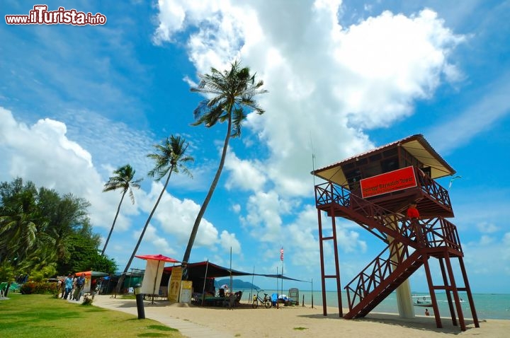 Immagine Spiaggia a Penang, una delle isole più famose della Malesia e del sud-est asiatico. In primo piano la torre di avvistamento dei bay watch malesi- © Sia Chen How / Shutterstock.com
