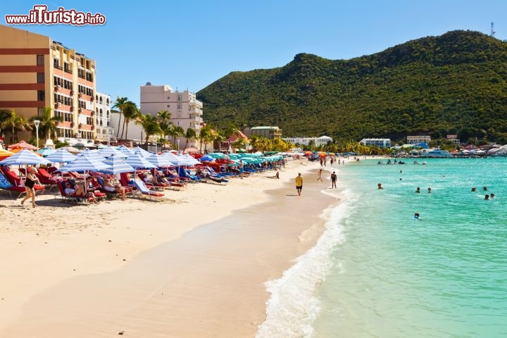 Immagine Un'immagine della spiaggia di Philipsburg, sull'isola di Saint Martin - © Ruth Peterkin / Shutterstock.com