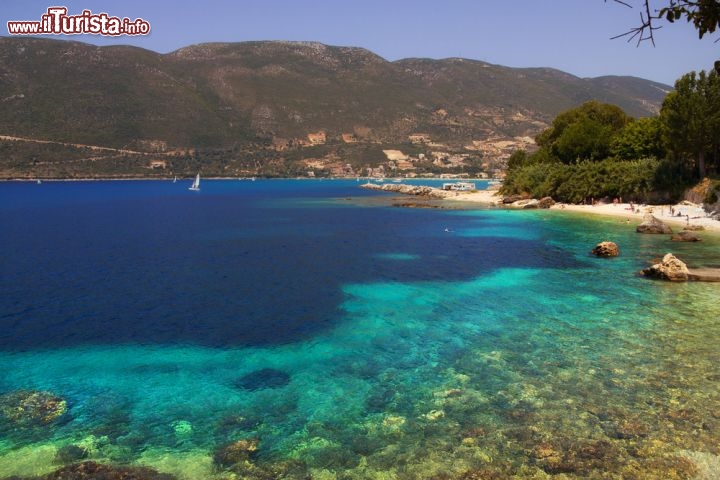 Immagine Mare limpido di Lefkada, Grecia - Acque limpide e cristalline lambiscono la spiaggia di Vasiliki, una delle migliori per il surf a livello internazionale per via delle caratteristiche specifiche del territorio abbinate alle perfette condizioni del vento © Mila Atkovska / Shutterstock.com