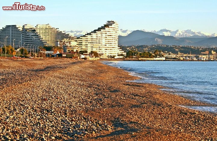 Immagine Spiaggia a ciottoli in Costa Azzurra: ci troviamo sulla marina di Villeneuve Lobet - © Giancarlo Liguori / Shutterstock.com