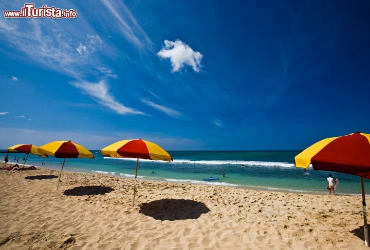 Immagine Alle isole Hawaii, nel bel mezzo del Pacifico, ci sono spiagge per tutti i gusti... con una costante: un'acqua splendida e scenari commoventi, selvaggi, fatti di sabbia bianca o roccia scura vulcanica, vegetazione tropicale e le sagome dei vulcani all'interno delle isole. Non mancano poi le comodità che si possono chiedere a una vacanza coi fiocchi, dagli ombrelloni alle proposte di attività acquatiche - © Tor Johnson / www.hvcb.org