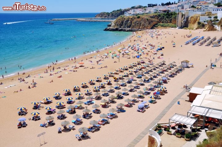 Immagine Una delle tante spiagge attrezzate di Albufeira - Da Praia dos Parcos a Praia de Sao Rafael, i turisti possono scegliere la spiaggia preferita per dedicarsi al relax sulla soffice sabbia bianca del litorale o per praticare gli sport acquatici più svariati. © Madrugada Verde / Shutterstock.com