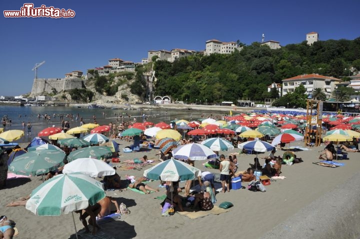 Immagine La spiaggia attrezzata di Ulcinj, città costiera del Montenegro - © Martin Tomanek / Shutterstock.com