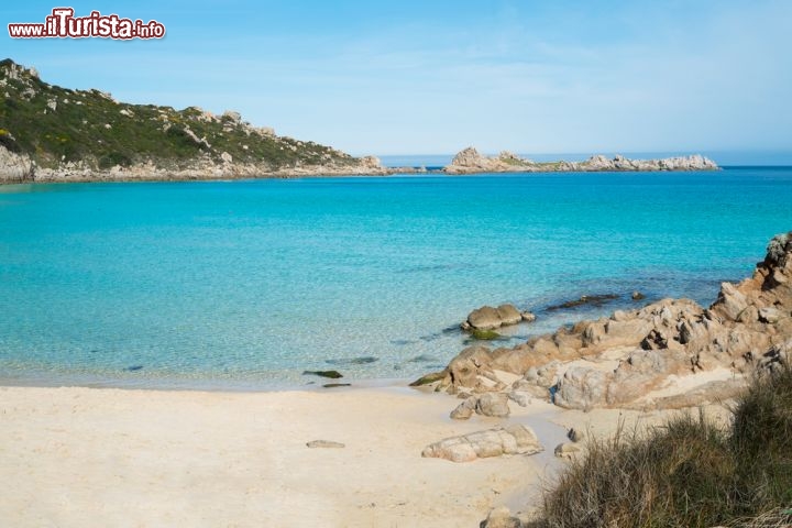 Immagine Spiaggia bianca a Santa Teresa di Gallura, Sardegna - Santa Teresa di Gallura è forse la località turistica con il territorio più variegato di tutto il nord della Sardegna. La sua costa si alterna fra spiagge bianche che degradano dolcemente verso il mare cristallino e scogliere di granito con profondi fondali che brillano per le mille sfumature © Elisa Locci / Shutterstock.com