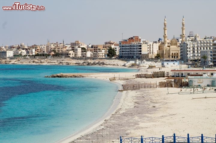 Immagine La spiaggia cittadina di Marsa Matruh: siamo sul Mediterraneo, in Egitto ad ovest del Delta del Nilo e della zona di Alessandria - © Waltraud Oe / Shutterstock.com