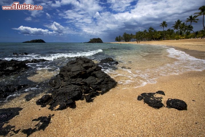 Immagine Una spiaggia con particolari rocce nere a Nosy Be, l'isola turistica nel nord del Madagascar - © lkpro / Shutterstock.com