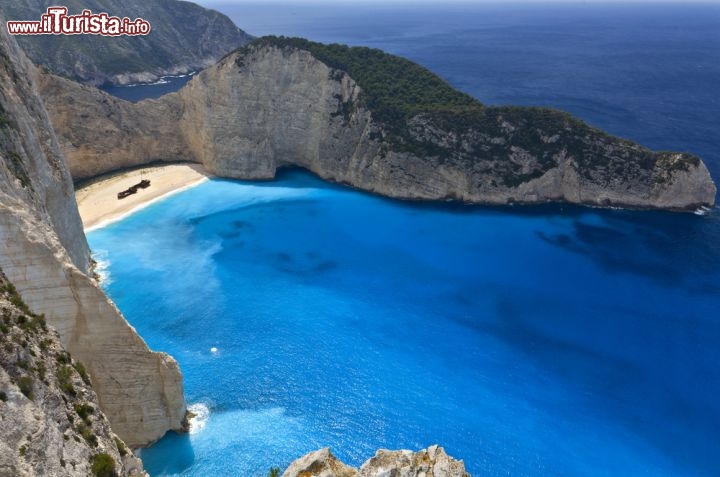 Immagine La spiaggia di Navagio (Naufragio) dove si trova dal 1980 un relitto di una nave contrabbandiera. Siamo a Zante, l'isola di Zacinto, una delle più belle della Grecia - © Panos Karas / Shutterstock.com