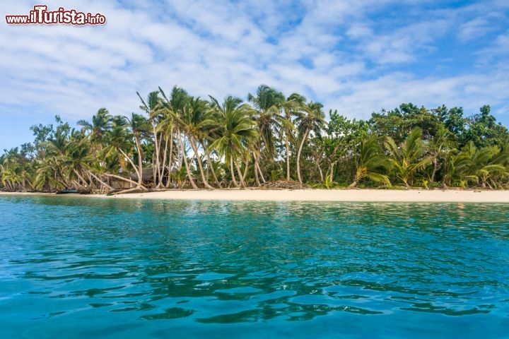 Immagine Una spiaggia deserta a Île Sainte-Marie (Nosy Boraha) con la natura incontaminata del nord del Madagascar - © Pierre-Yves Babelon / Shutterstock.com