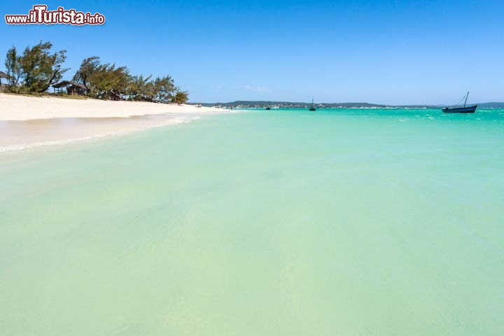 Immagine Una spiaggia deserta lungo la baia di Diego Suarez: il mare della regione di Antsiranana si trova nel Madagascar settentrionale - © Pierre-Yves Babelon / Shutterstock.com