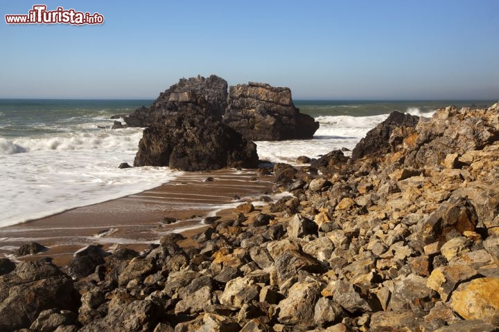 Immagine La spiaggia di Adraga si trova vicino a Azenhas, nella regione di Lisbona (Portogallo) - © Andre Goncalves / shutterstock.com