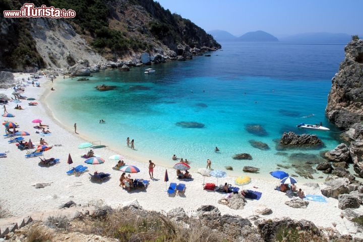 Immagine Panorama su Aghiofili Beach a Lefkada, Grecia - E' racchiusa in una deliziosa caletta riparata da scogliere la spiaggia di Aghiofili, fra le più rinomate dell'isola © Ladislav Bihari / Shutterstock.com