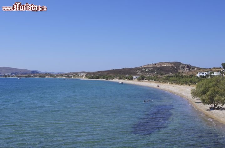 Immagine La spiaggia di Aliki è una delle più famose di Kimolos, piccola isola delle Cicladi, nella Grecia sud-orientale. Sabbiosa e ampia, dal fondale basso che digrada dolcemente, è perfetta per fare lunghi bagni in sicurezza, anche con bambini. Nonostante il comfort non è affollatissima: l'isola è ancora poco turistica rispetto ad altre mete greche, ideale per chi ama la quiete - © sarikosta / Shutterstock.com